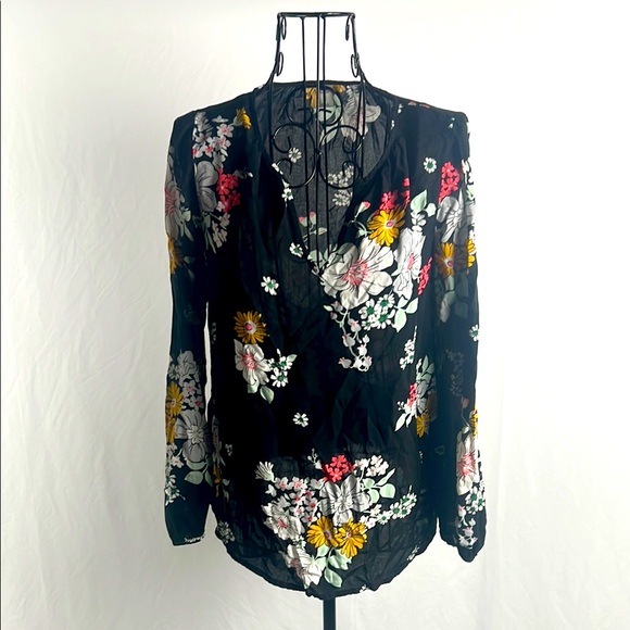 Tops - Old Navy Floral Blouse Multicolor XS Long‎ Sleeve V-Neck Lightweight Flows